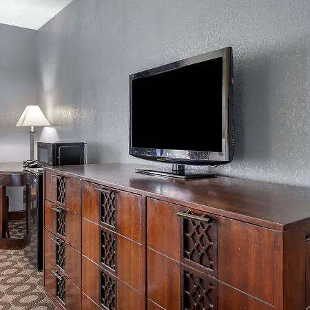 Econo Lodge Inn And Suites